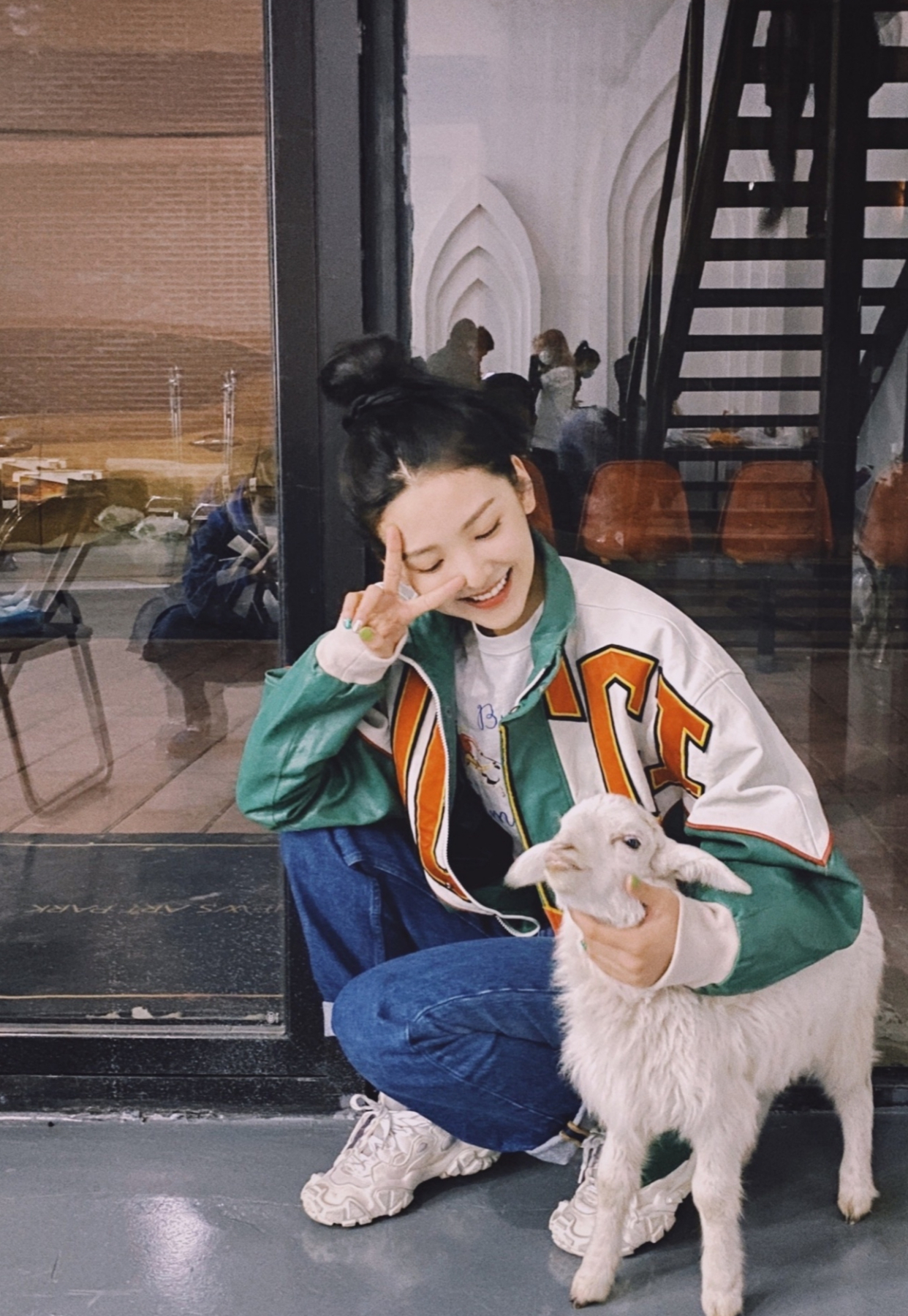 章若楠淘宝模特出身,搭配难免网红风,穿紧身牛仔裤土味有点重!