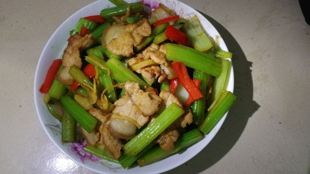 大厨告诉你个小窍门,这样处理的西芹炒五花肉,爽脆可口喝酒必备