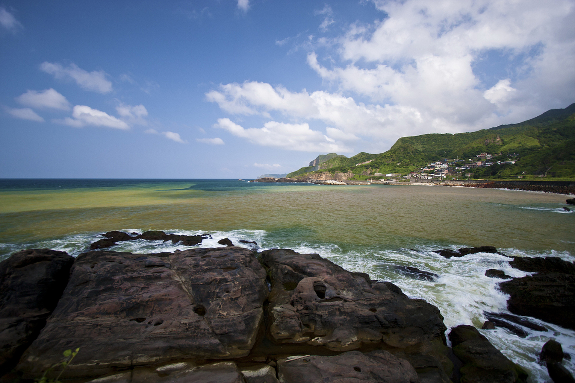马尾岛位于广东阳江市海陵岛西南端,与闸坡镇山岭相连,海岸线曲折多湾
