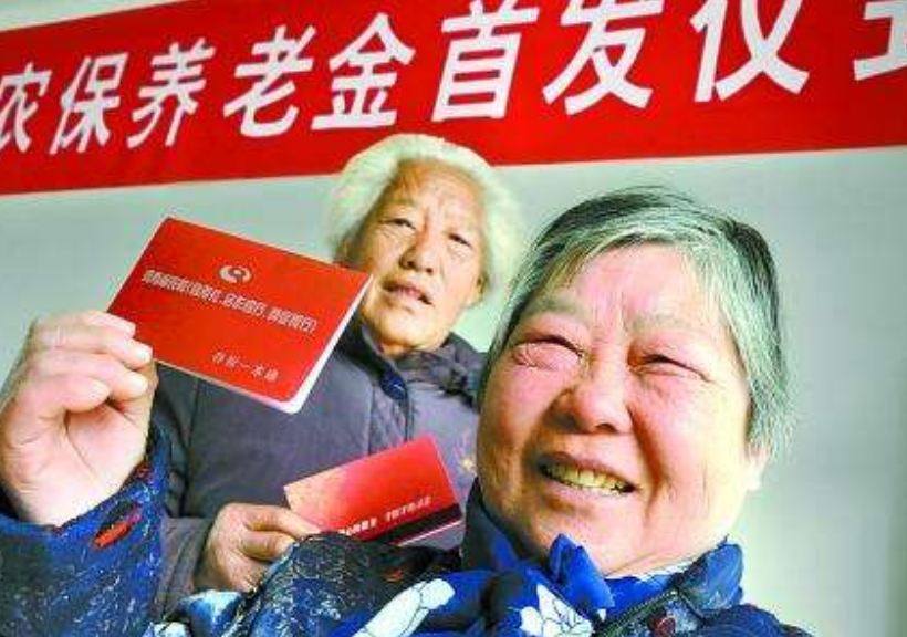 农村老人要求每月500退休金,为何不发放?专家说出了原因!