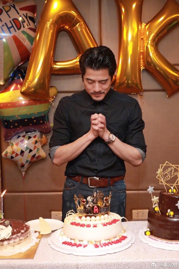 郭富城53岁生日收到很多名贵礼物,方媛,好友和经纪人到场庆祝