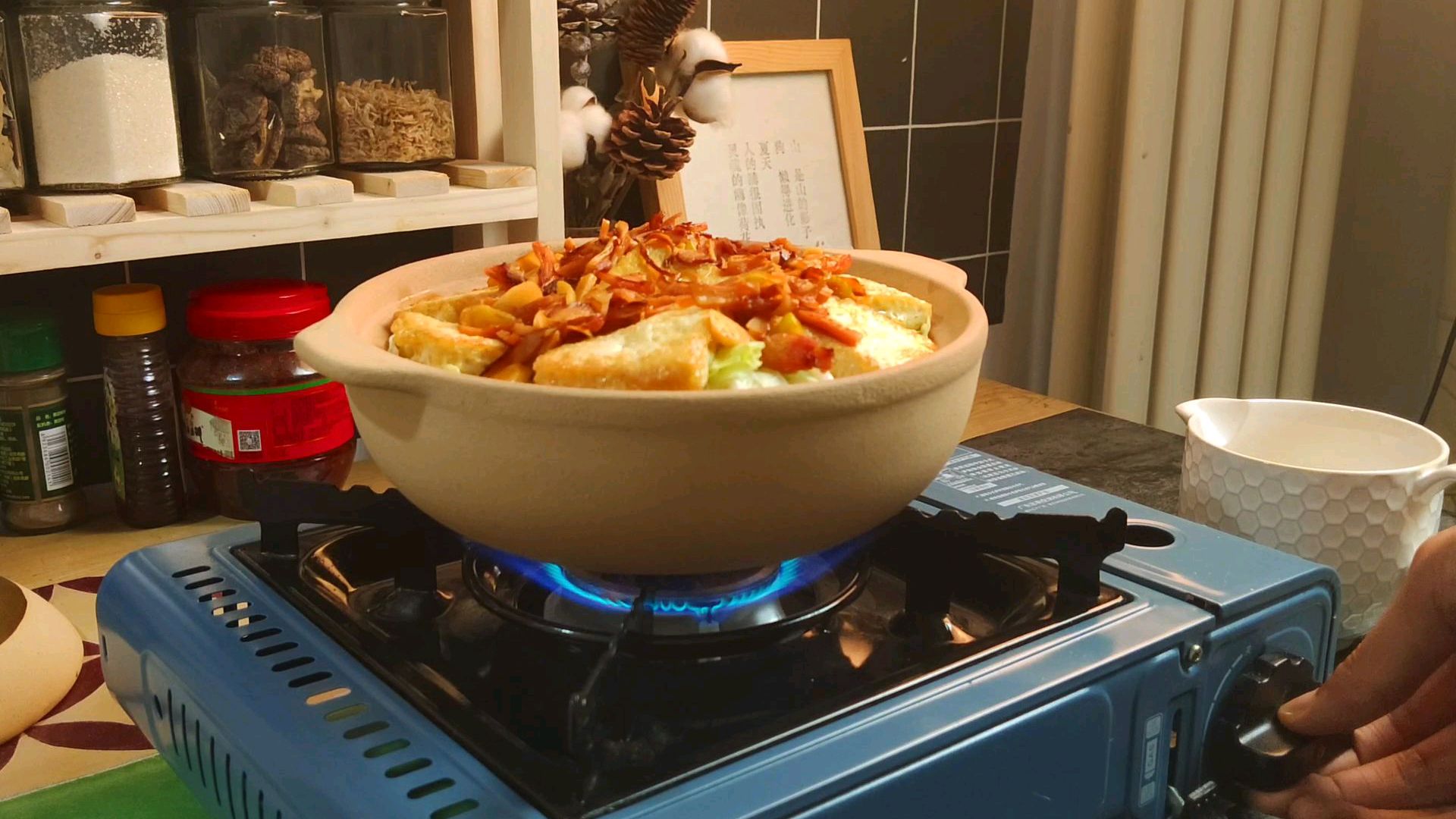 豆腐裹上蛋液,再用鱿鱼丝和白菜叶这么一炖,开胃下饭又暖身!