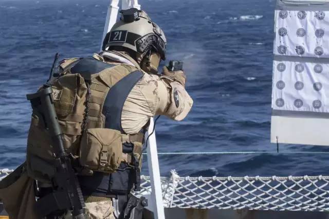 最不怕流弹伤人的射击场 加拿大特种部队实弹训练照