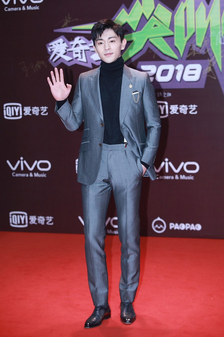 邓伦1992年出生在河北石家庄,2012年开始演艺事业,凭借帅气的外貌和