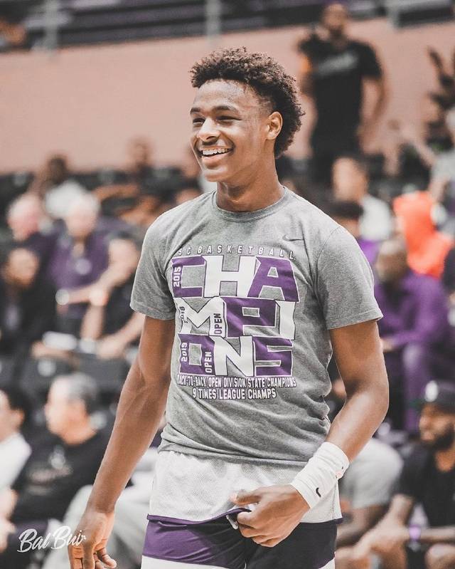 原创 刚满15岁的布朗尼,越来越成熟帅气了,看了这张照片,突然感觉他