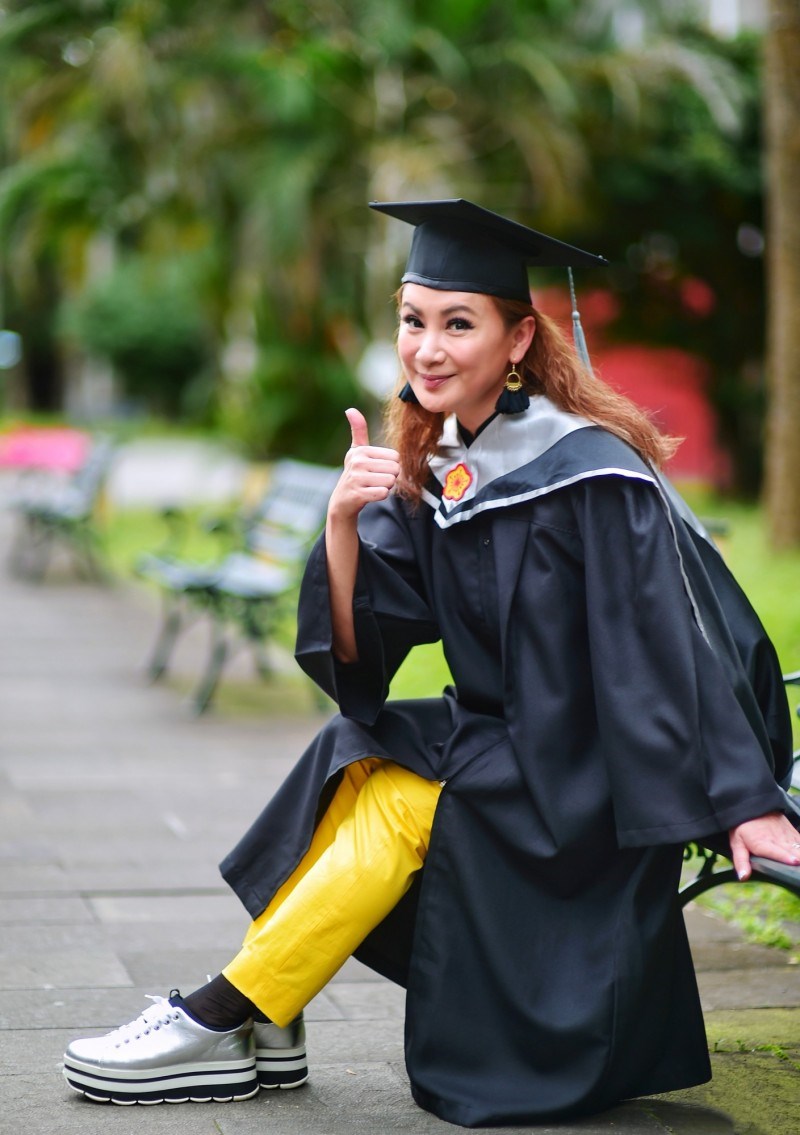 无缘穿婚纱没关係,陈亚兰披硕士袍,猪哥亮天上看!