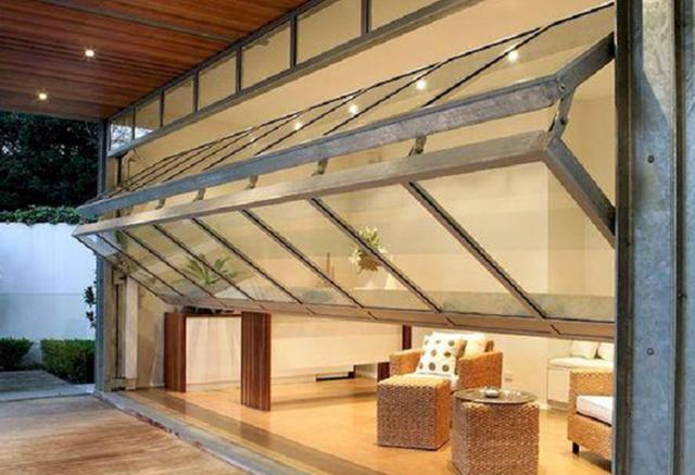 有钱人越来越会玩儿了!别墅装上翻折叠门,汽车都能轻松开进室内