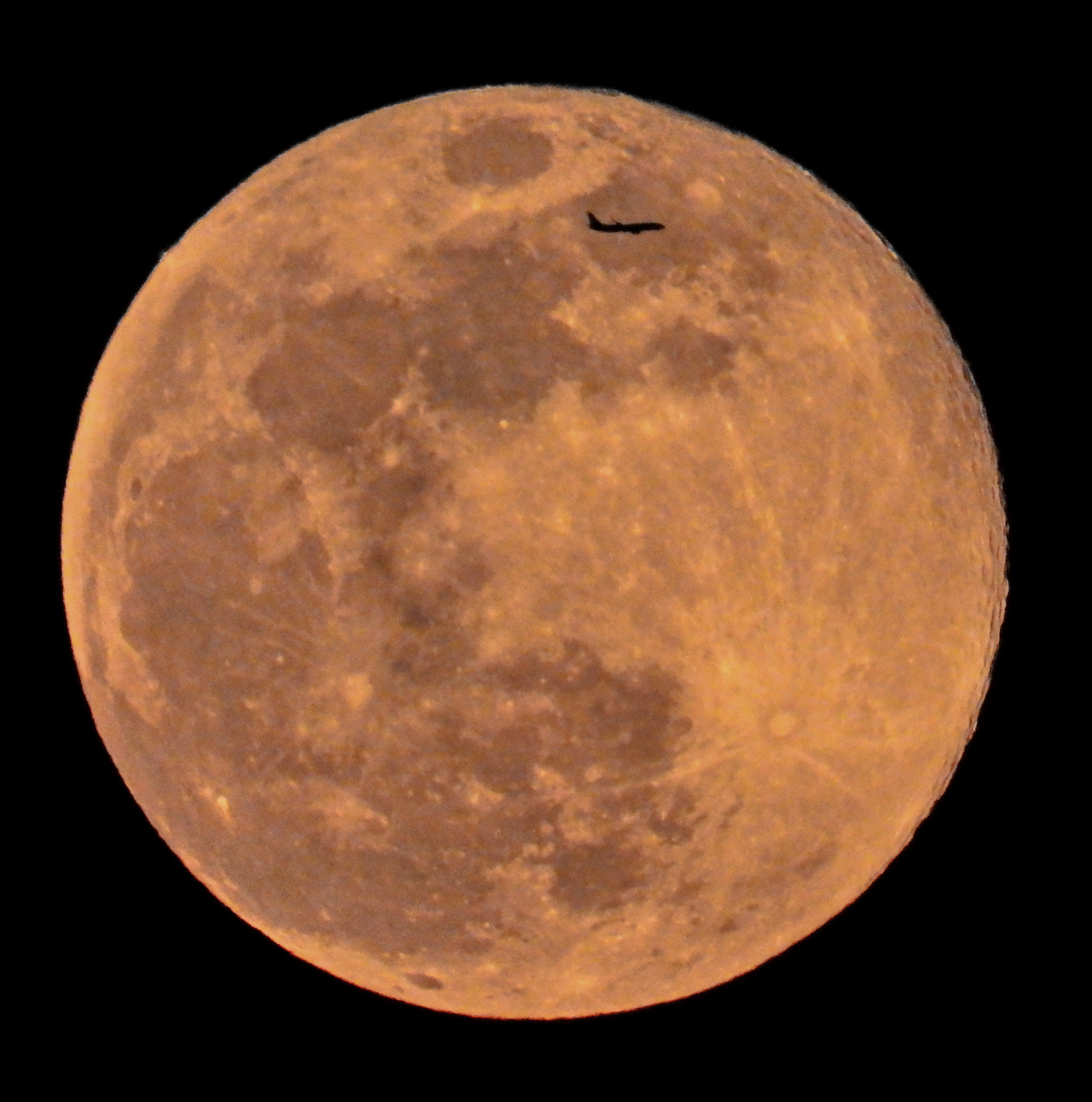 北京,2019年3月24日 穿月而过 3月21日,一架飞机从北京上空的月亮前