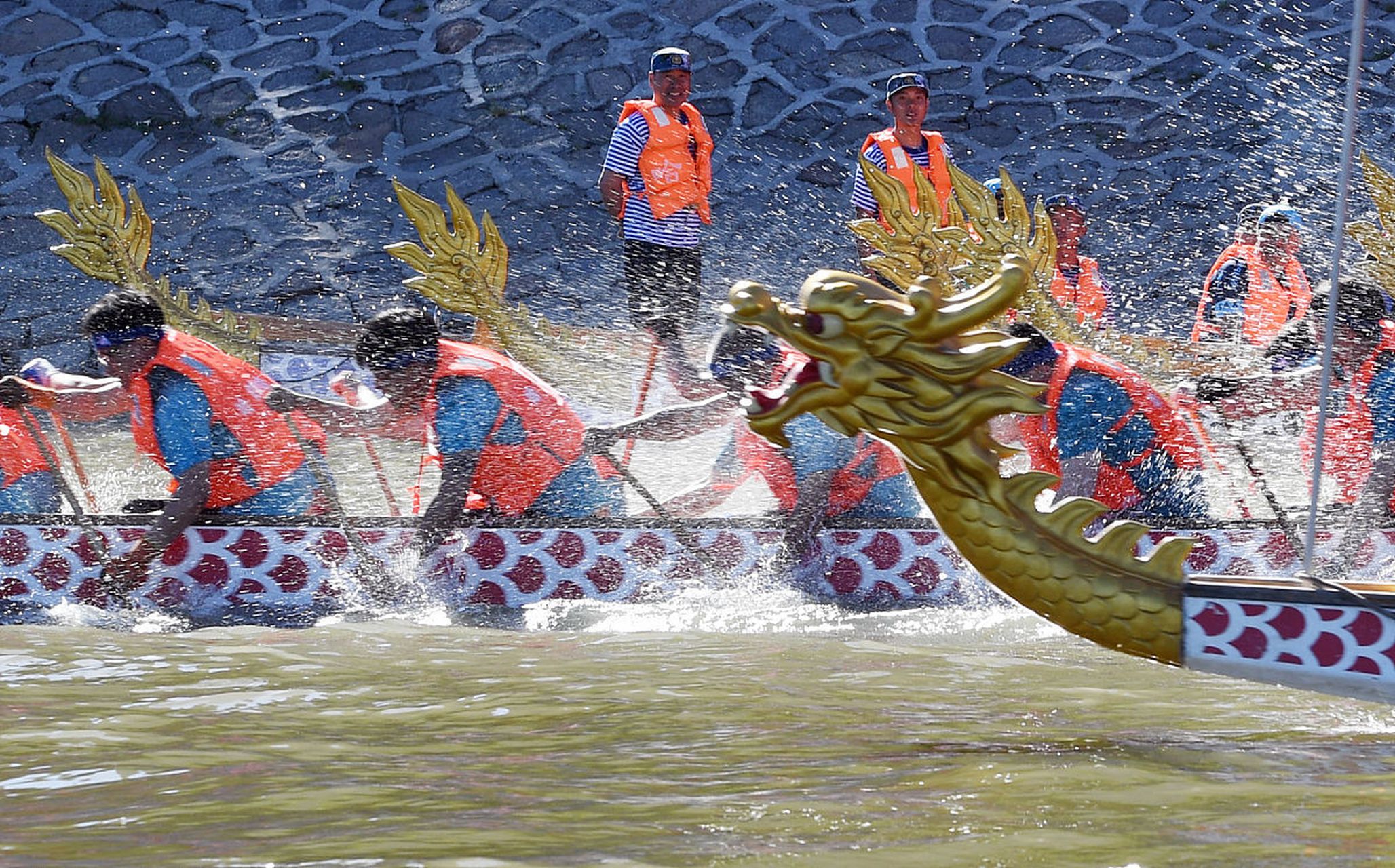 "灵均何年歌已矣,哀谣振楫从此起.