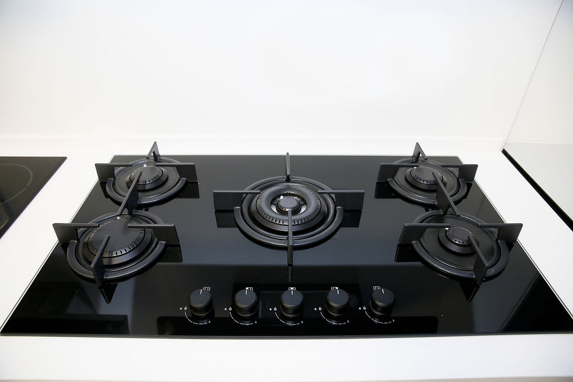 多渠道咨询享受全面服务![原文:阿里斯顿燃气灶全国售后服.