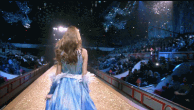 超模芙娃在维密的两个名场面,一个是转身救场,另一个也很经典