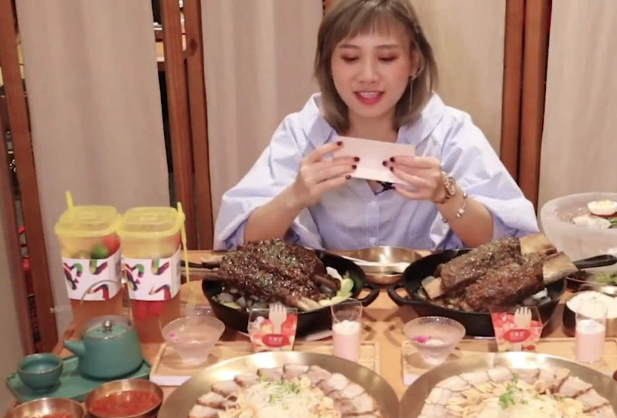 大胃王密子君直播吃韩式大排骨,这吃相算是"暴风吸入"了