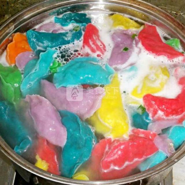 原料:面粉,温水,食用色素,猪肉馅,韭菜,葱姜末,新鲜虾仁,酱油,蚝油