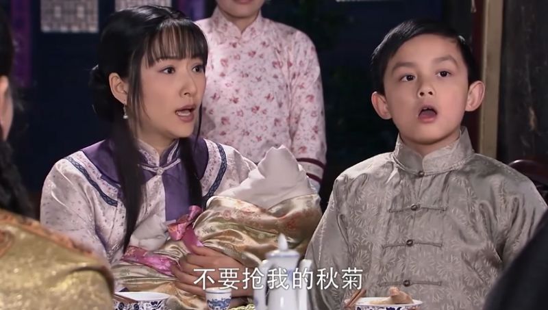 秋菊吃饭抱着耀祖怎料小耀宗竟满身醋味想尽办法让她俩分开