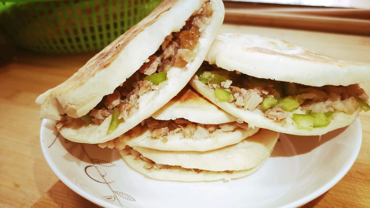 家庭版肉夹馍,饼子外酥内软,卤肉味香汁浓,瘦肉嫩,肥肉入口化