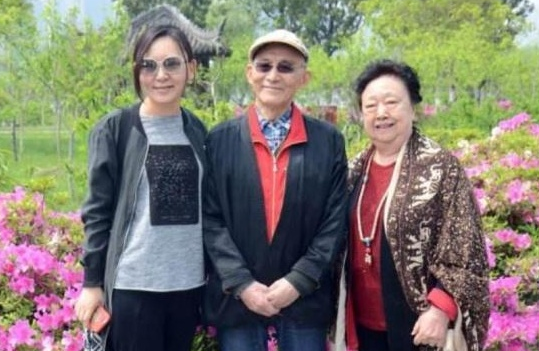 "济公"游本昌隐瞒30年的老婆曝光,得知其职业后,网友:敬佩!