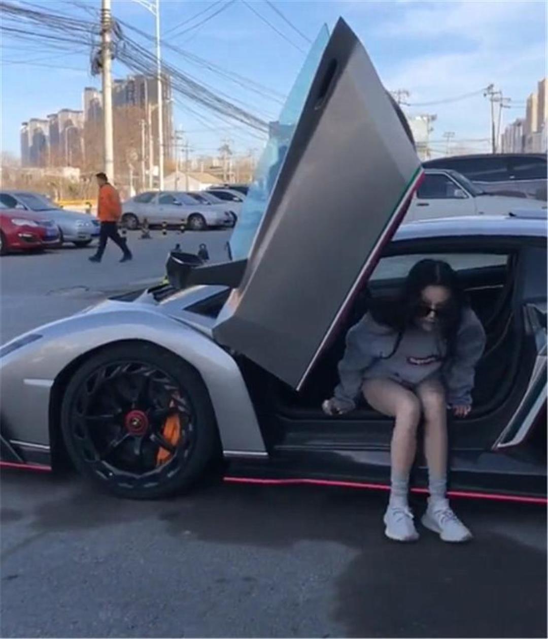 街头偶遇上千万的兰博基尼,女司机比跑车还靓,保养一次9万
