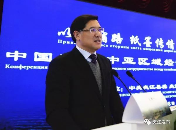 夹江县委书记龚德勤向网友拜年