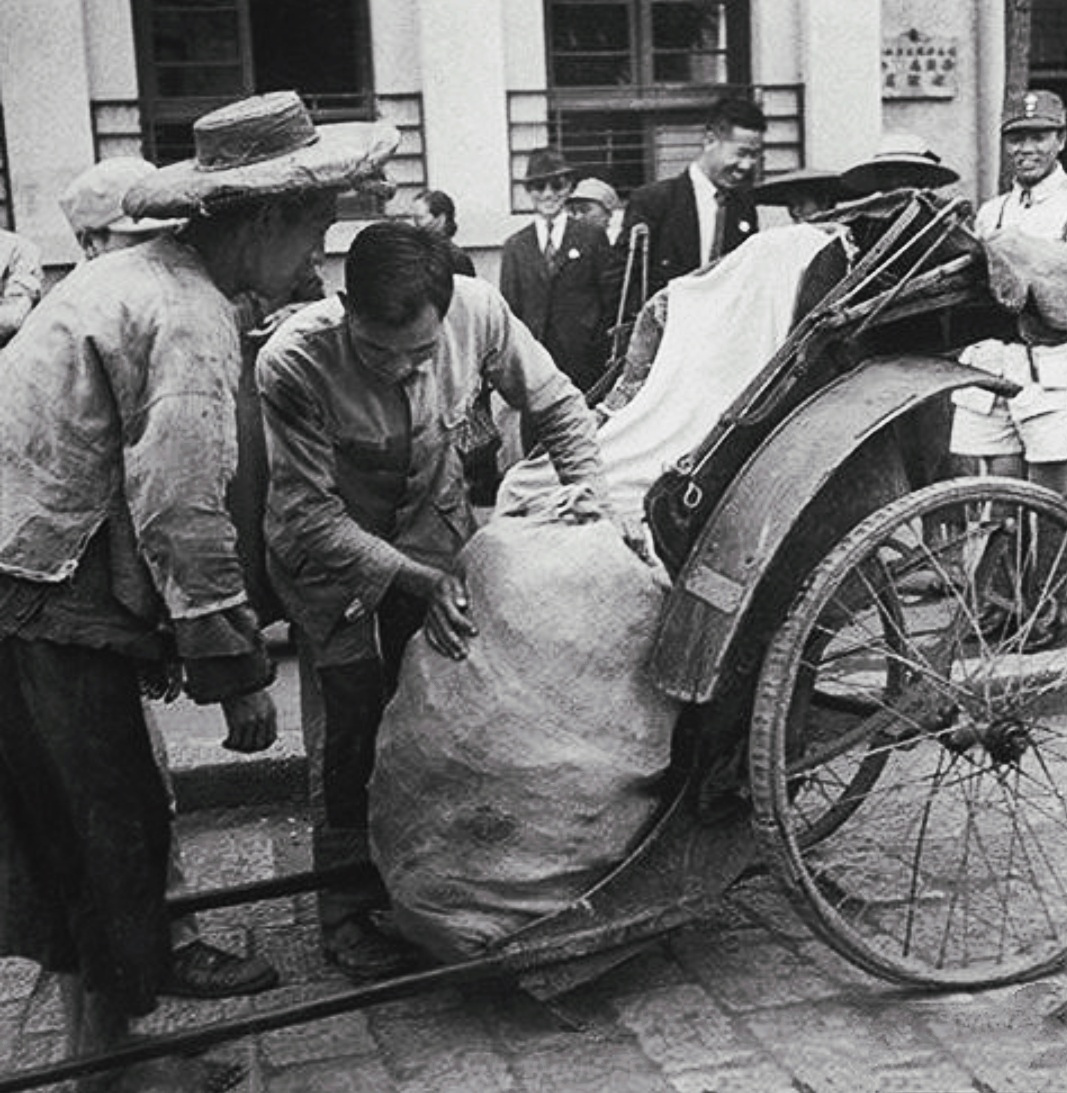老照片:1948年老上海的通货膨胀有多严重?10亿法币等同3400美元