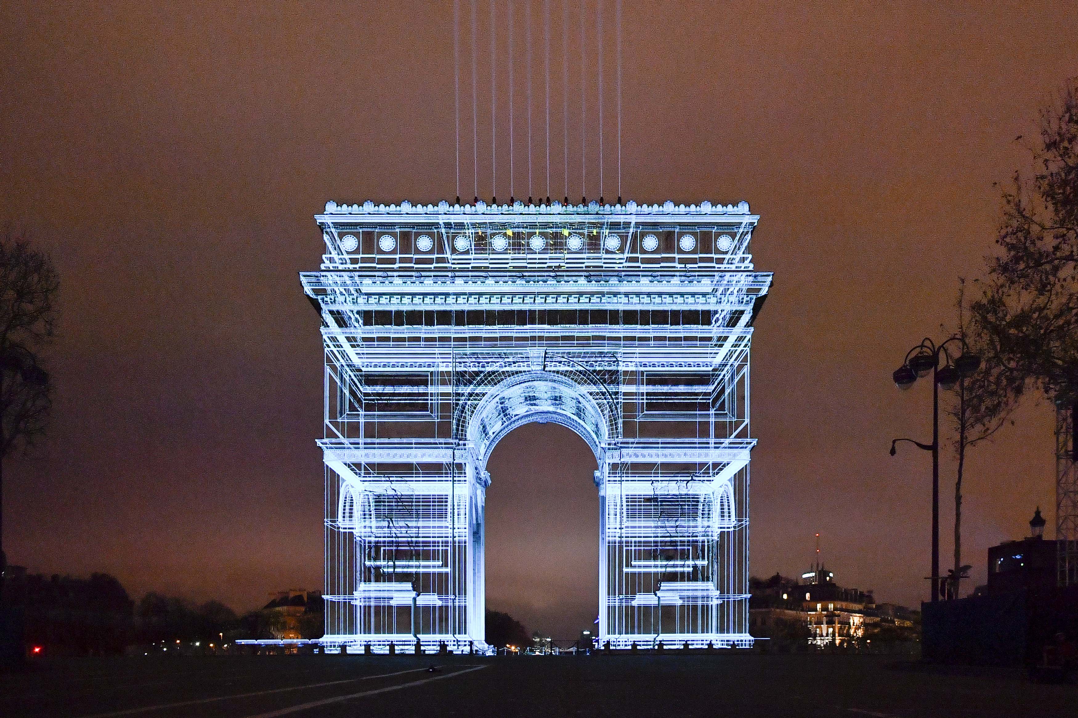 巴黎凯旋门灯光秀迎2019