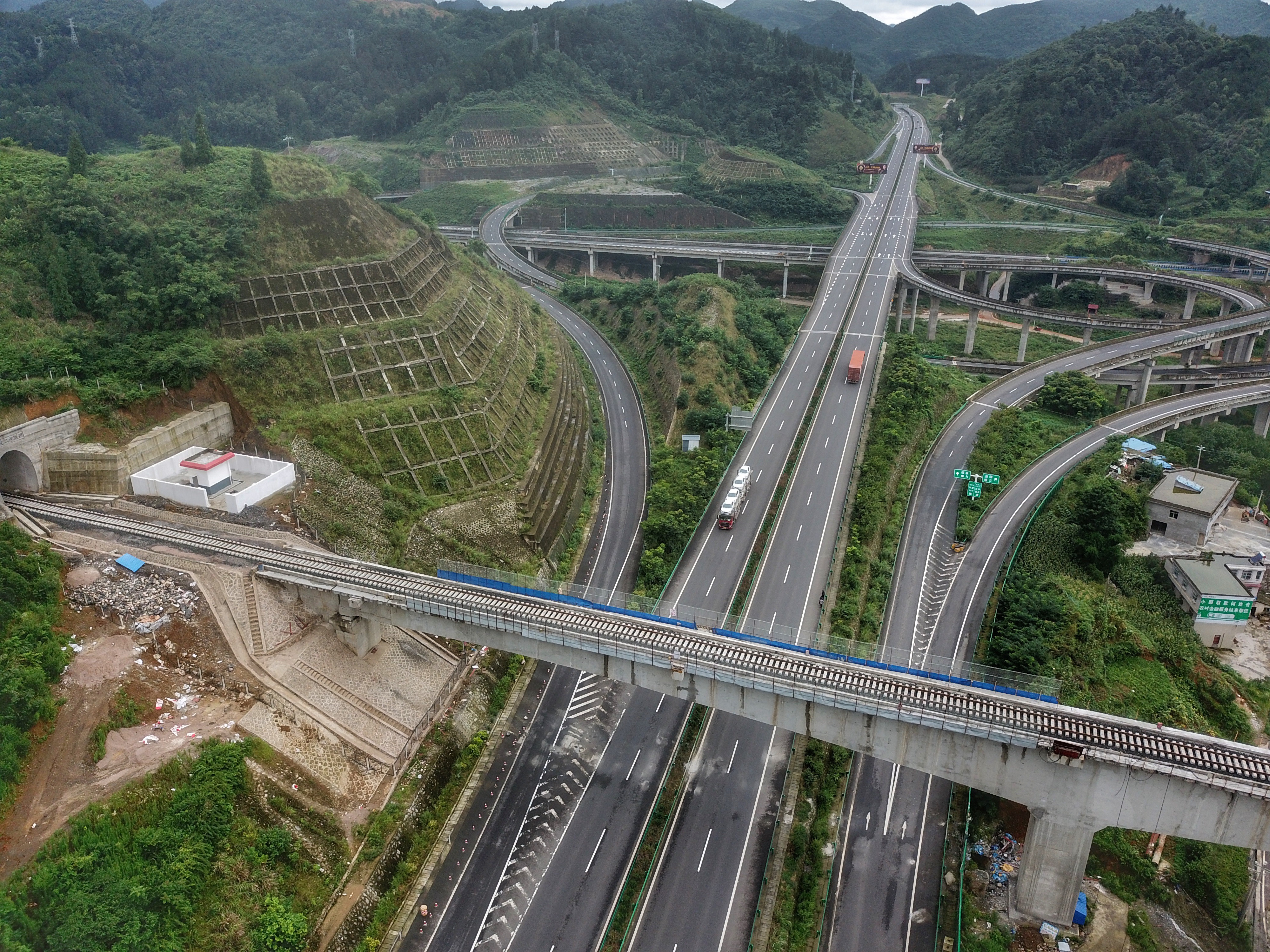 新华社照片,瓮安(贵州),2019年7月13日    贵州首条自建自营铁路铺轨