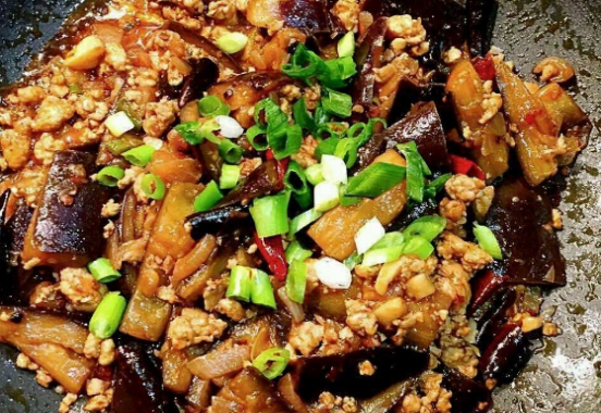 一道大家都特别喜爱吃的,肉末酱烧茄子,好吃制作还特别简单