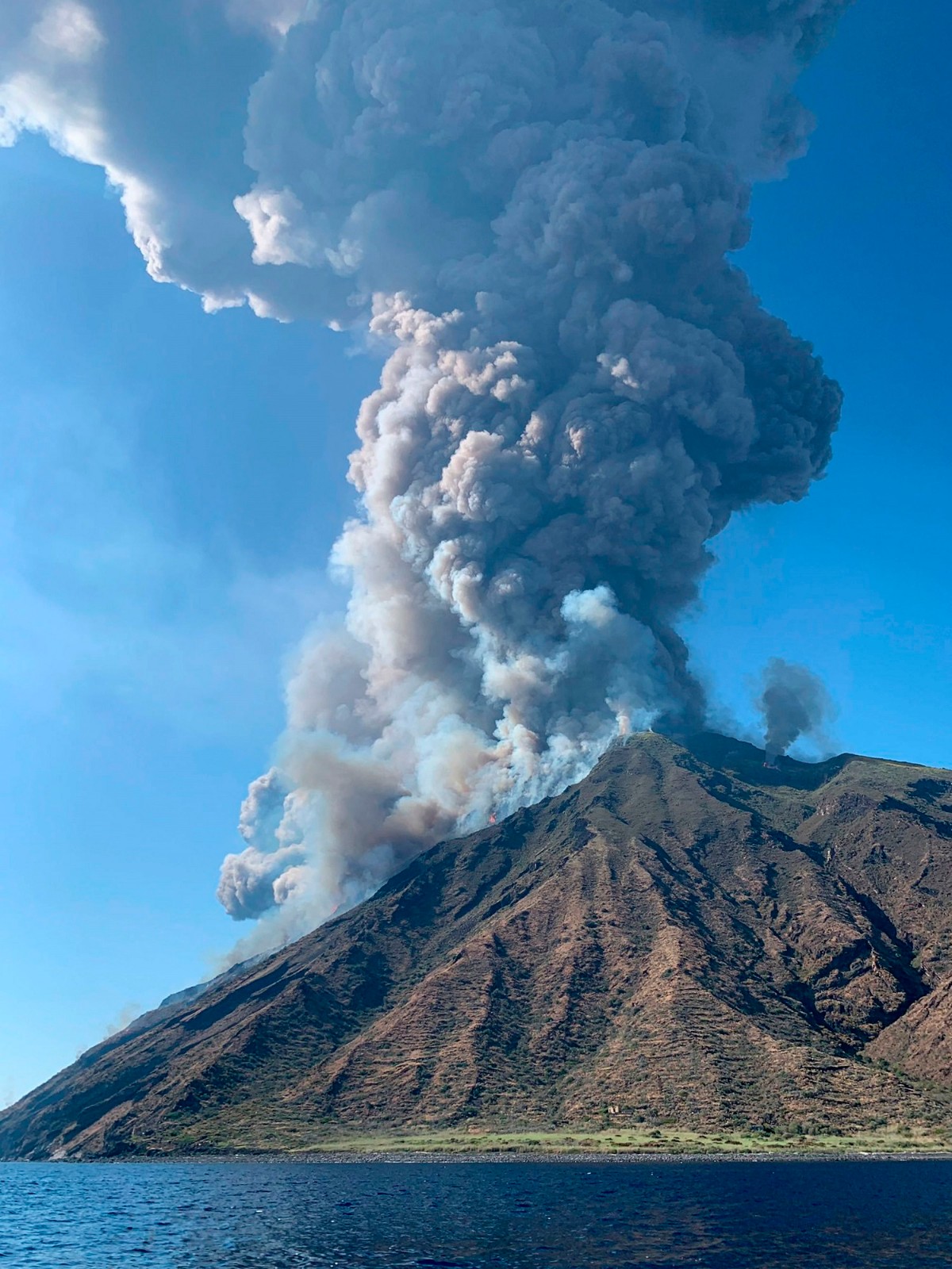 意大利斯特龙博利岛火山突然喷发 火焰和飞石从天而降 游客被逼逃入海