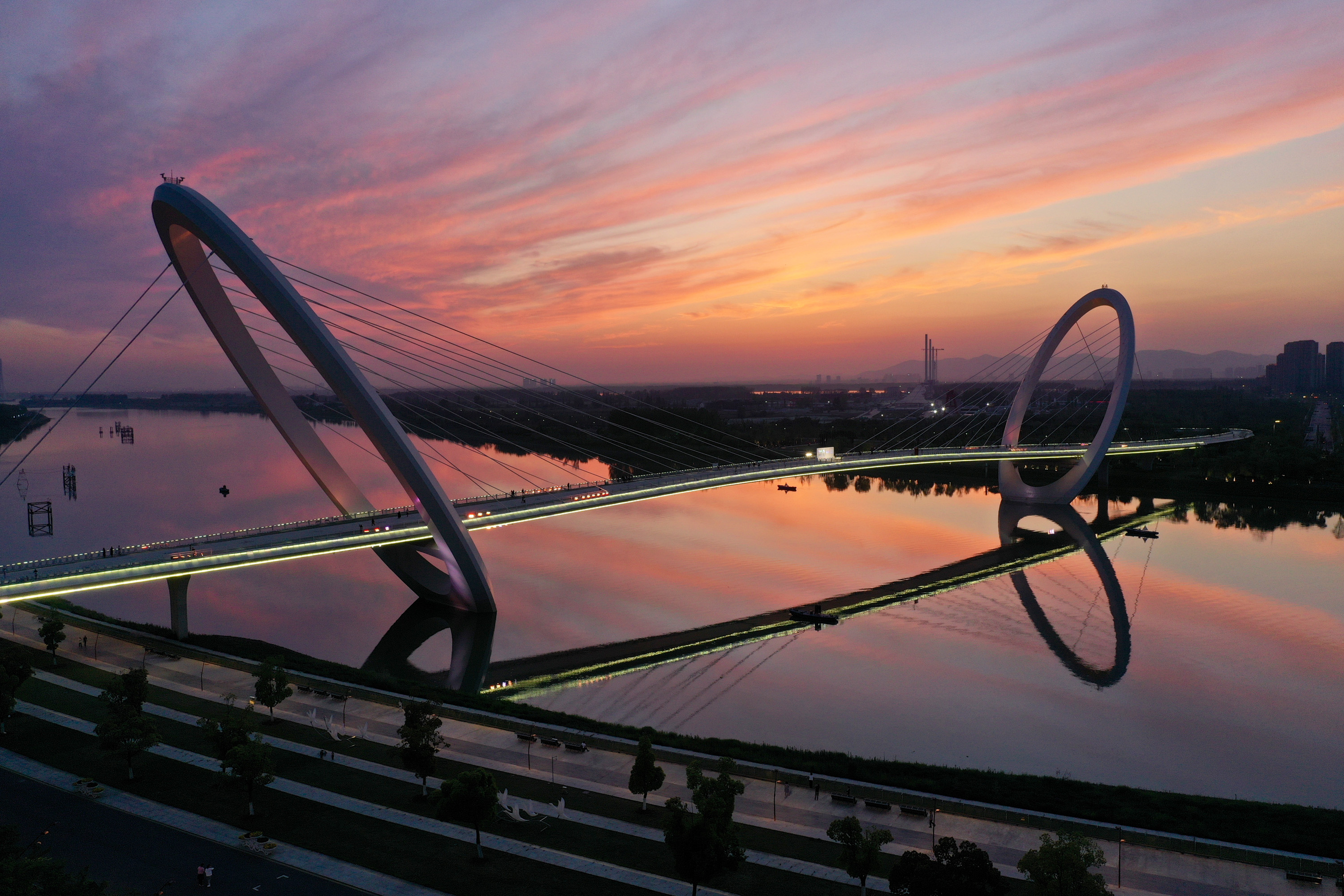 新华社照片,南京,2019年4月22日    天空之眼瞰南京    这是4月17日无