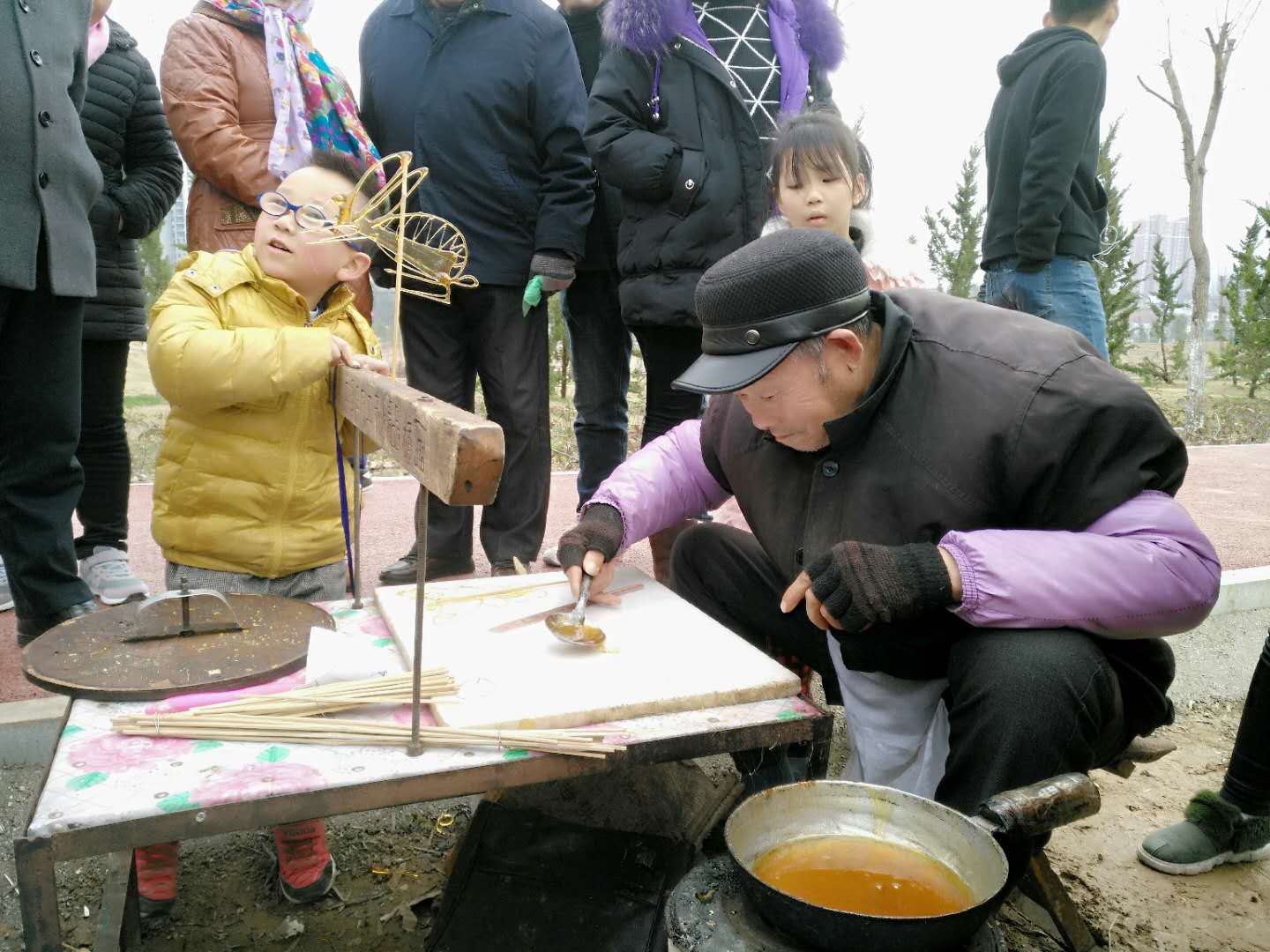 乡村老画匠,用这一招作画栩栩如生,还能叫人口馋得不得了!