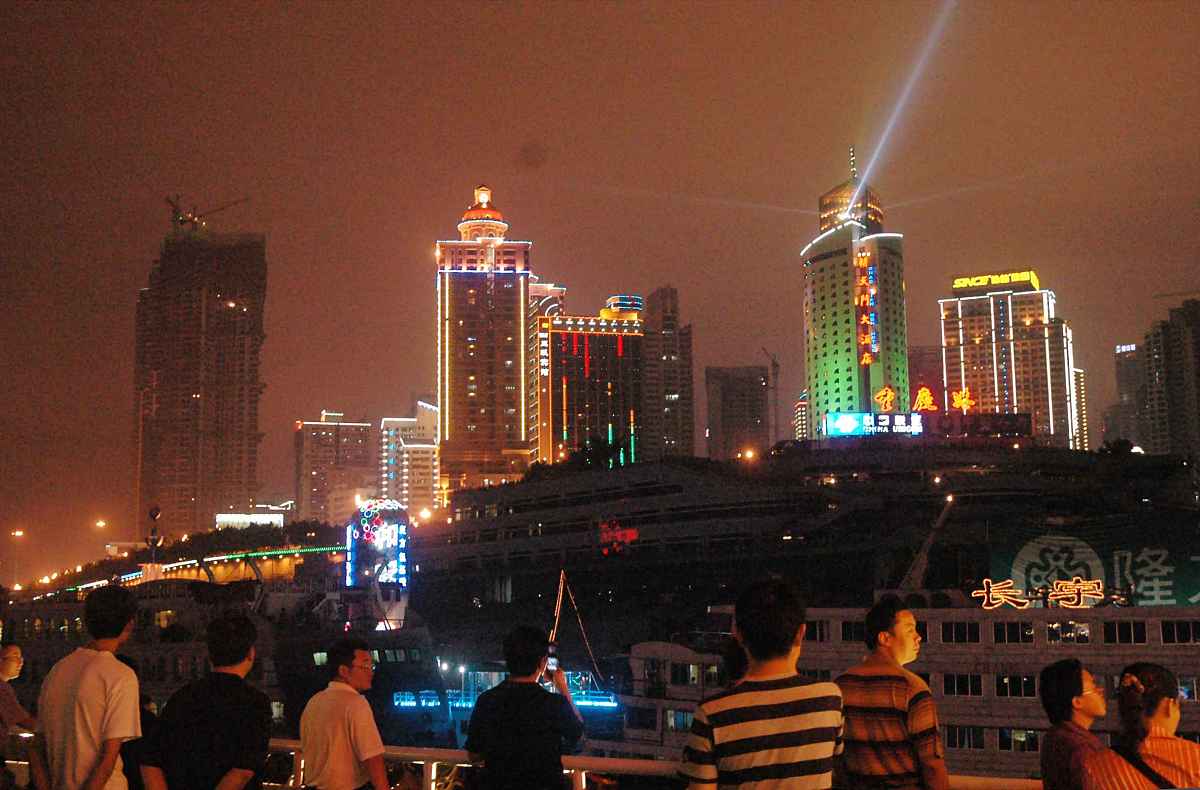 重庆江津火炬广场,城市夜景的绚丽光影是否能带给你别样体验?