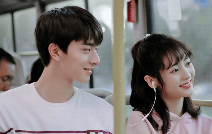 而随着《致我们暖暖的小时光》的大结局,邢菲和林一也成了很好的朋友