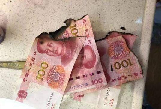 真"烧钱",男子失恋复合不成功,在前女友家烧毁人民币
