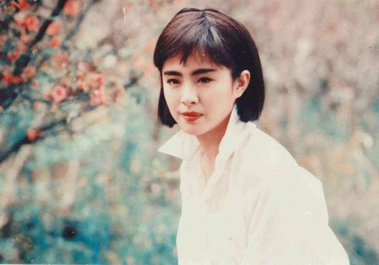 王祖贤真是岁月美人,穿粉色羽绒服时髦减龄,衣品堪称教科书穿搭