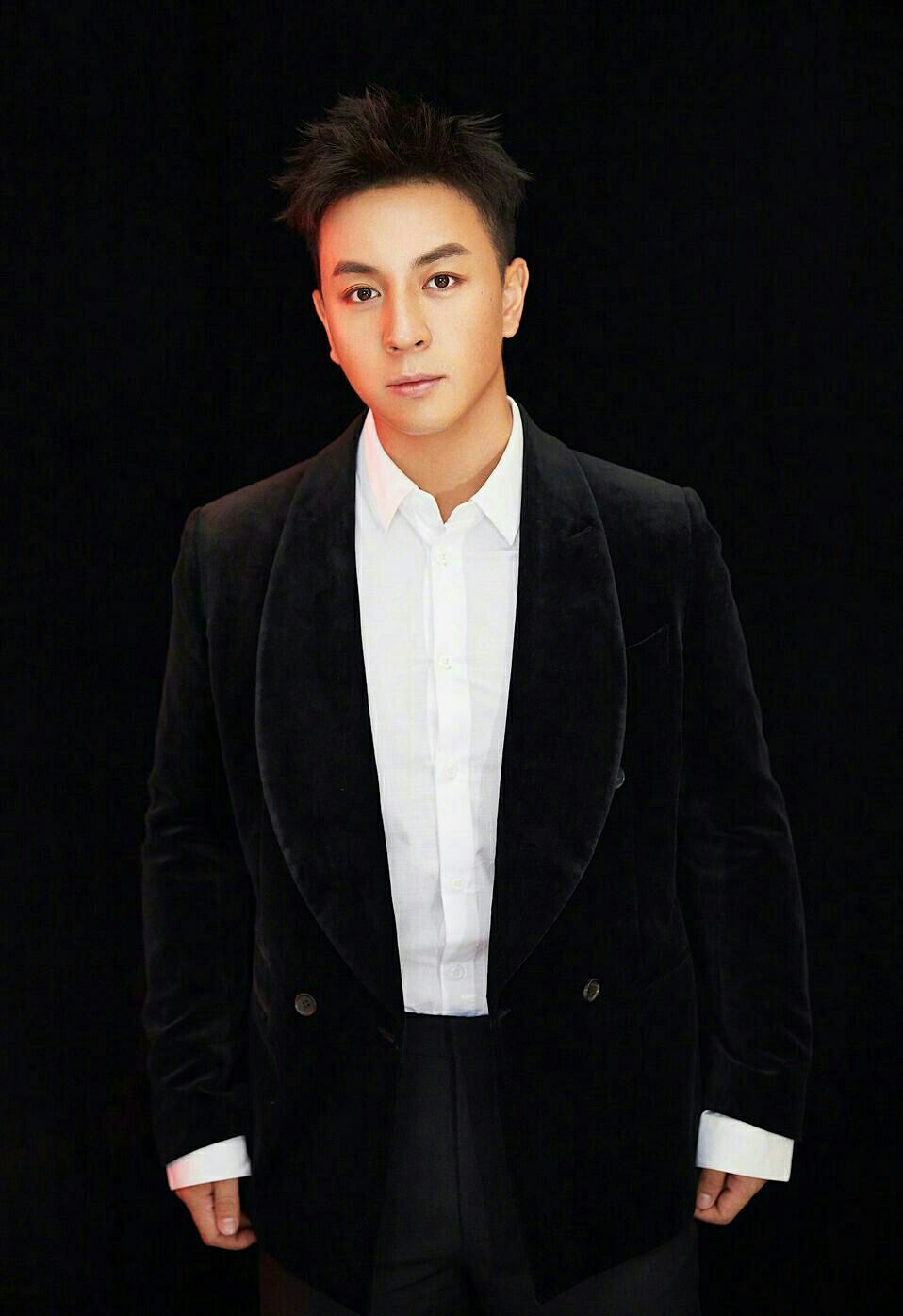 当年的小和尚释小龙如今已长大成人,而他还是那么年轻