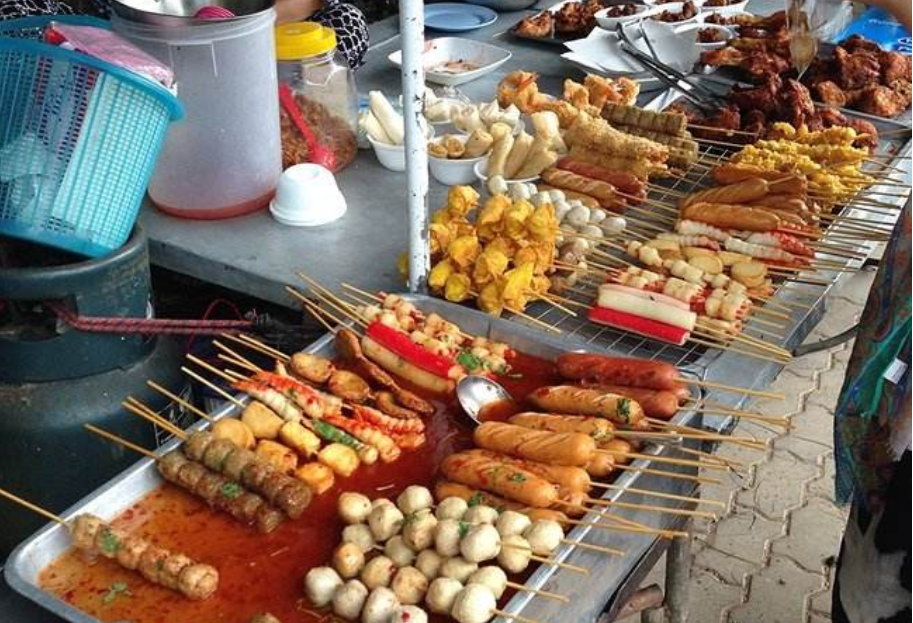 城管3句话,总结了路边摊食物的卫生状况,看完你还敢吃吗?