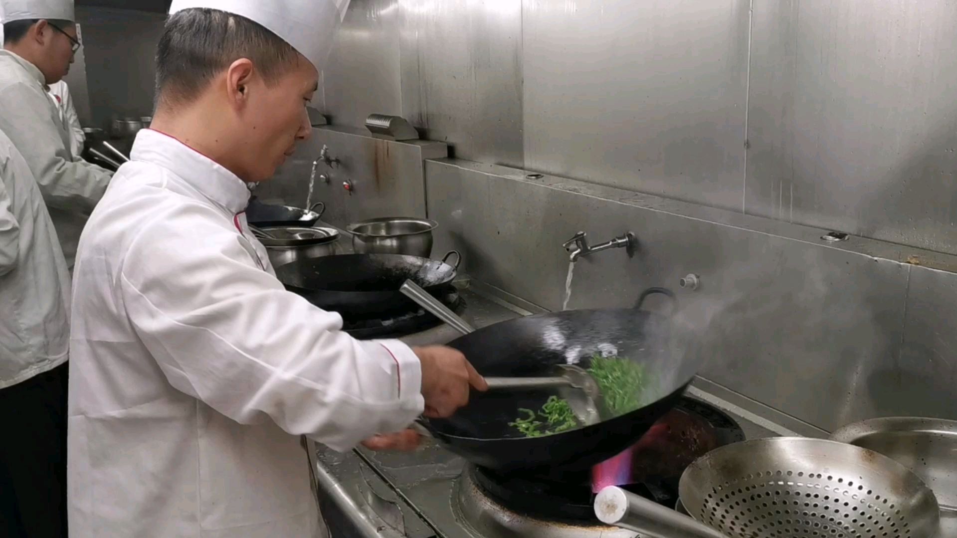 实录酒店大厨炒菜全过程,原来干锅土鳝是这样做的,怪不得好吃