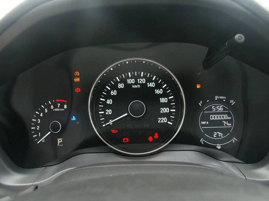 本田缤智的仪表盘科技感十足,尤其是这款车的仪表盘当中,使用的都是