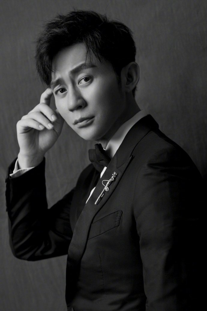 李晨斩获最受期待新导演奖,西装革履状态依旧好,要照顾好范爷呀