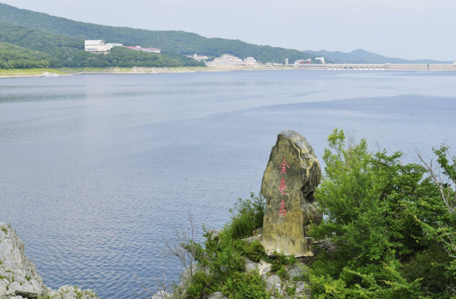 五虎岛是松花湖中最著名的一座岛屿,位于距离电站大坝西南17公里的湖