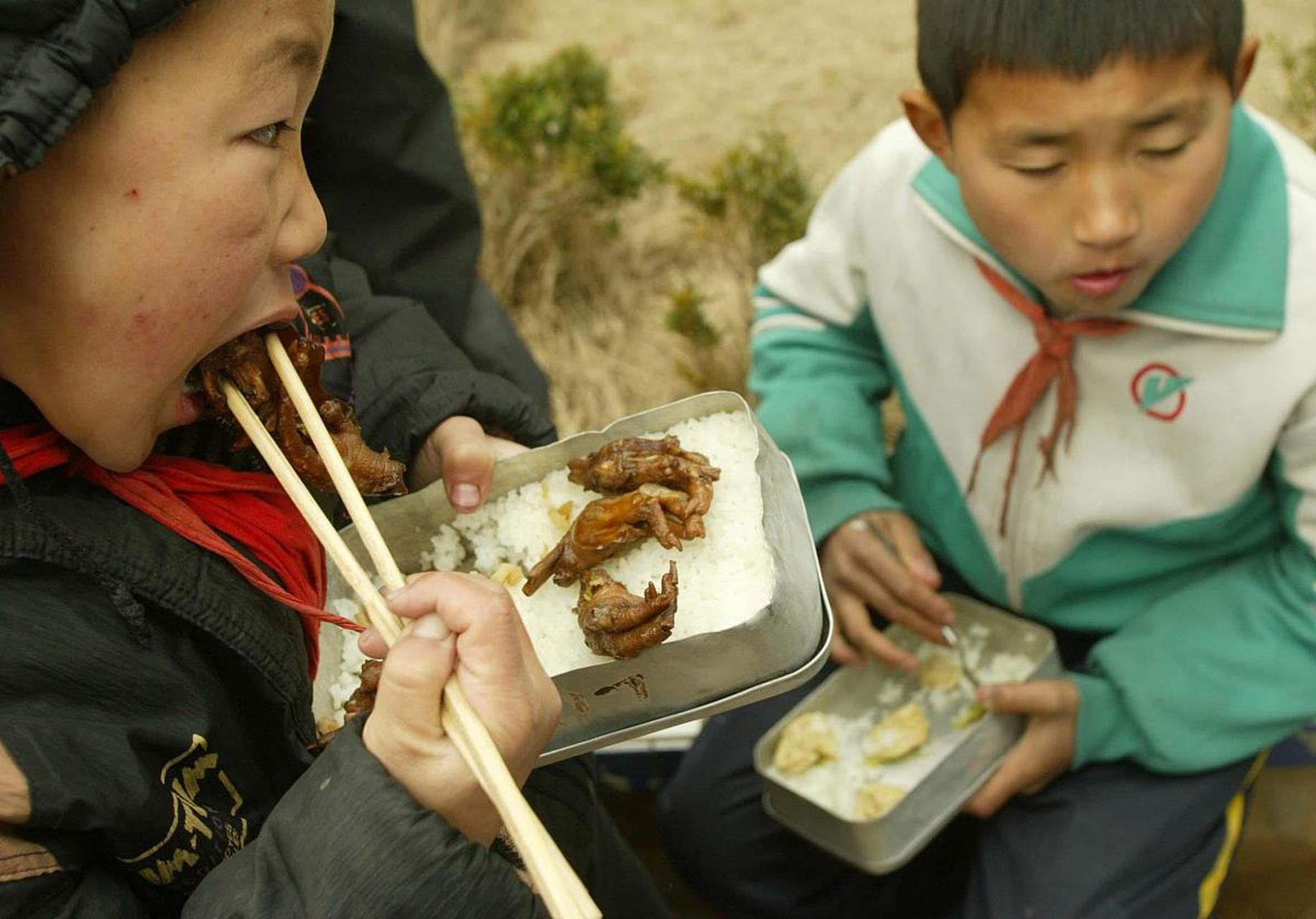 山区的穷孩子吃饭图片