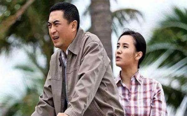 48岁张嘉译坐飞机被偶遇,真人和照片差距大,还是美图效果好