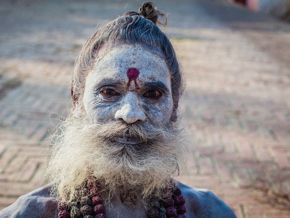 摄影师独身探秘印度食人族,与他们共同生活,拍下珍贵照片