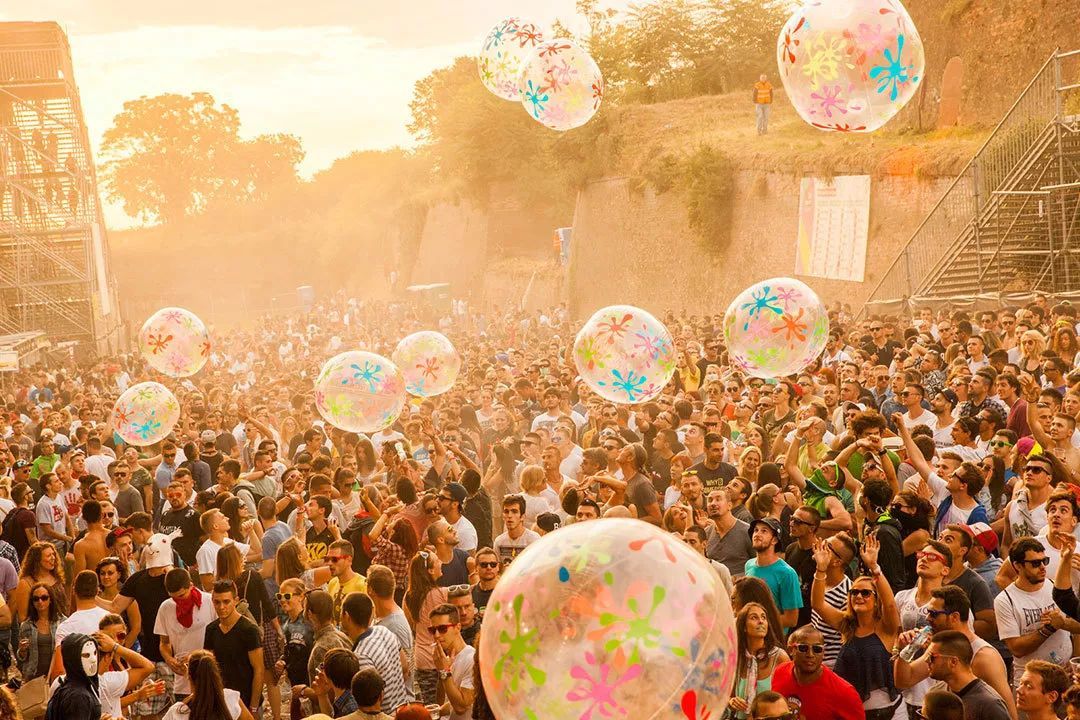 诺维萨德音乐节exit起源于2000年, 源自一场为了自由,民主和理想的