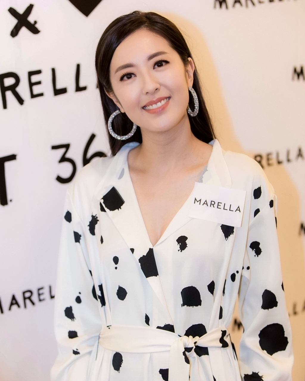 tvb唐诗咏出席活动,靓丽简约look,自然大方显气质!