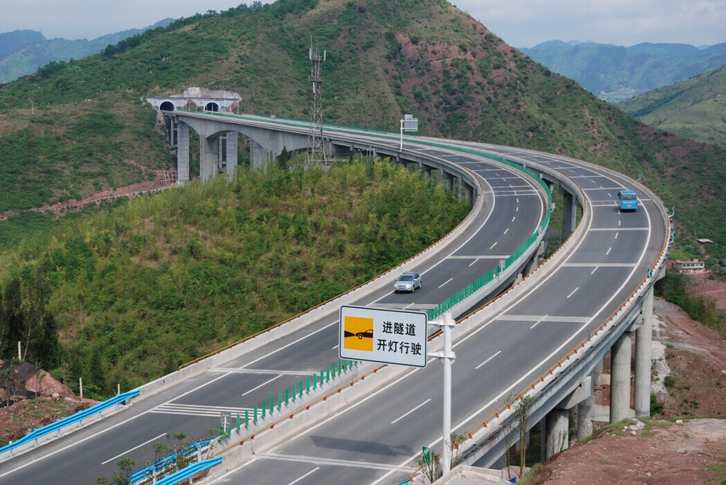 四川在建的一条高速公路,耗资221.99亿,全线采用双向四车道