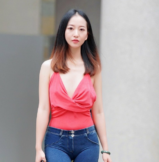 图2的小姐姐身穿低胸上衣,配上紧身裤,性感十足,女人味十足.街拍:穿黑
