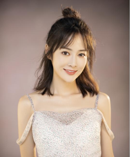 翻了下她的微博发现这个魔仙小月的身材真的很好,尤其是一双大长腿