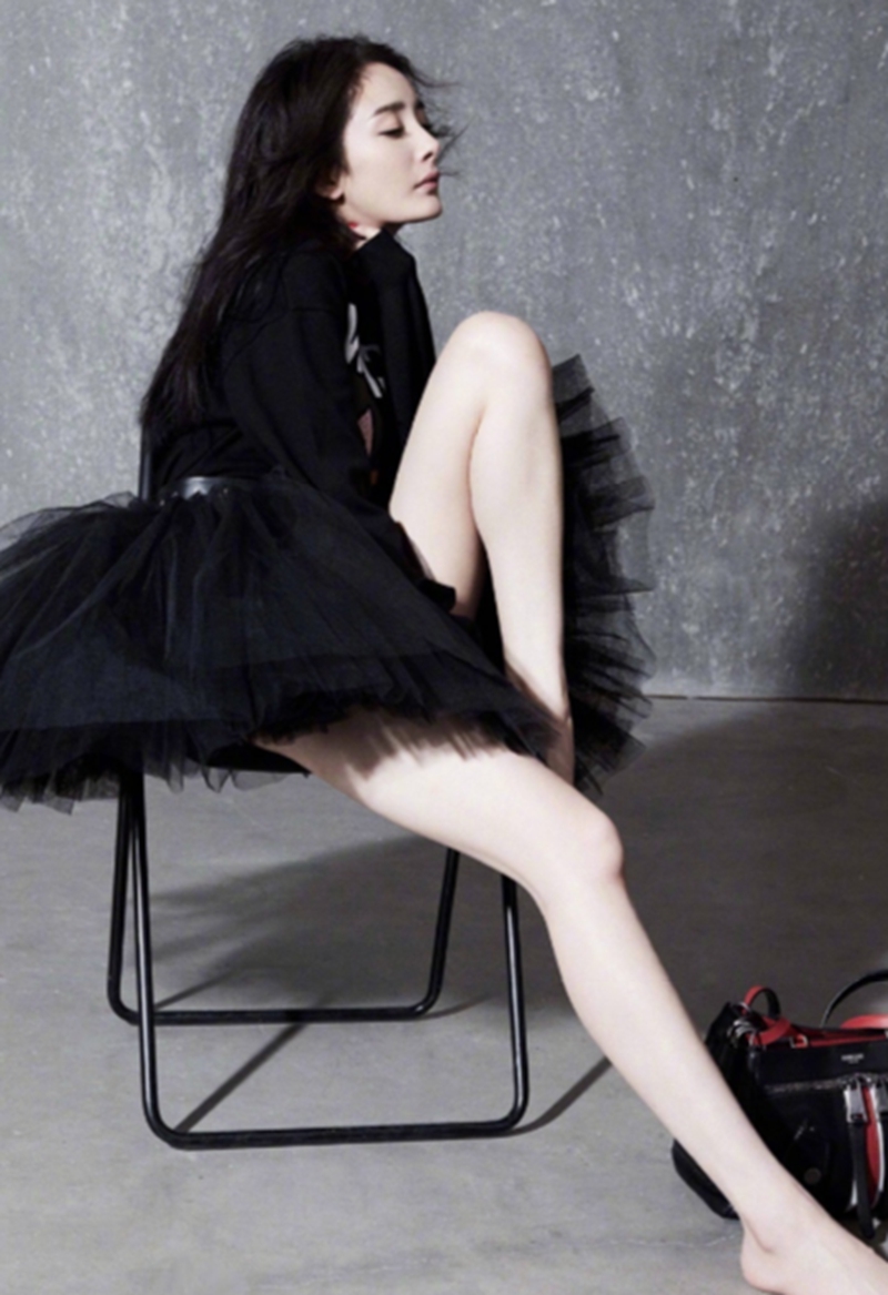 看173cm的关晓彤穿黑色芭蕾舞裙,再看167cm的杨幂穿,差距真大