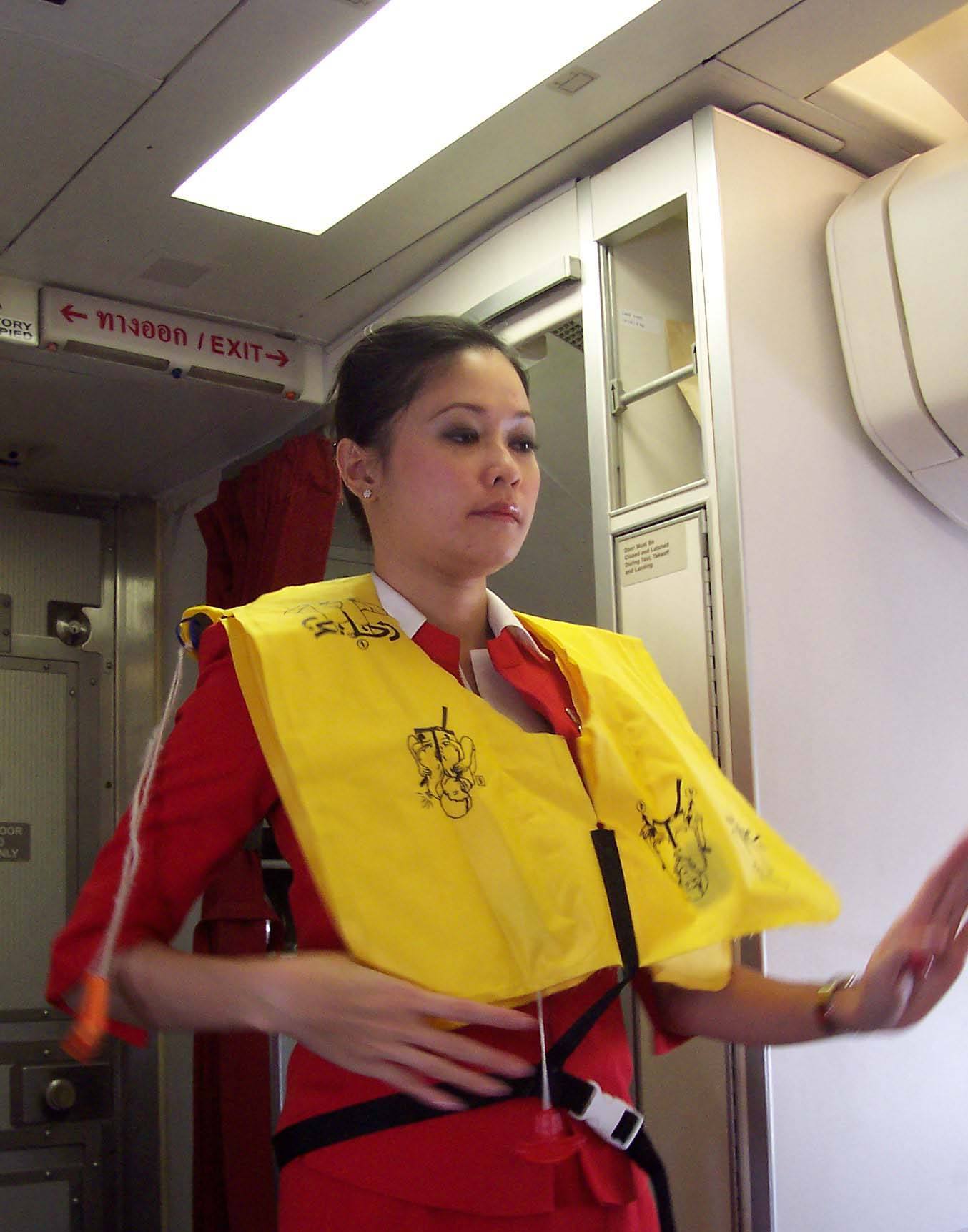 飞机上的救生衣有什么用,为何不为乘客准备降落伞?空姐道出原因.