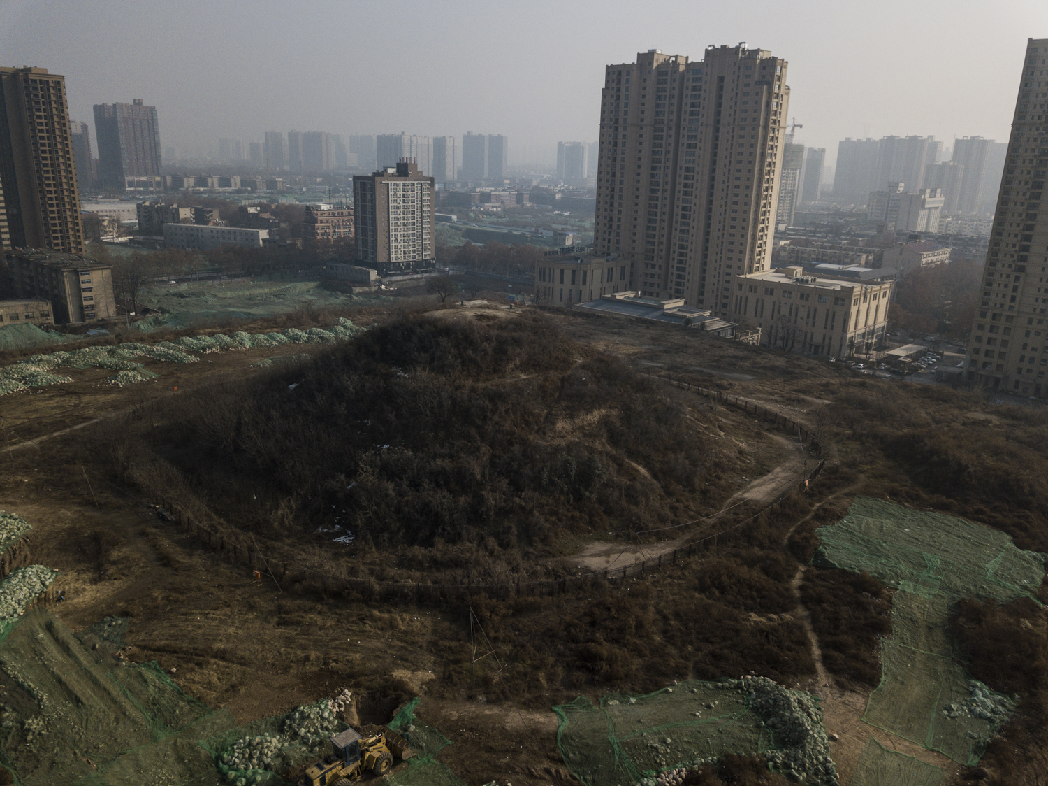 航拍西安闹市中千年古墓 韩森冢将变样